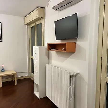 Easy Station Apartment